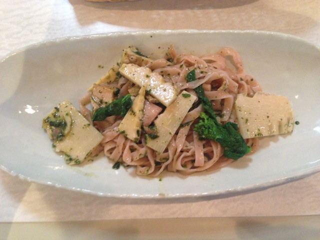 桜パスタの竹の子とチキンのバジルソース