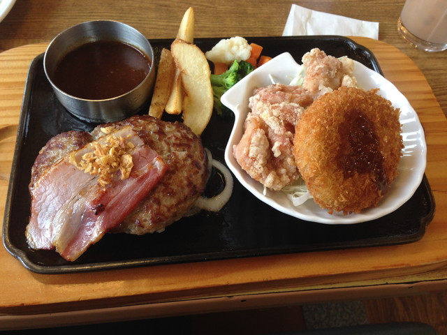 ハンバーグとから揚げ